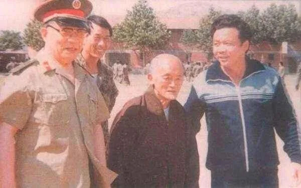 一阵少林之风，一场造神运动，“传奇大师”海灯法师