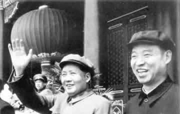 1954年10月1日，彭真陪同毛泽东在天安门城楼上检阅游行队伍