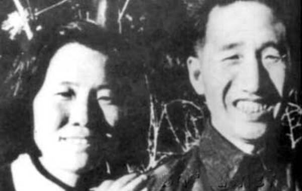 徐向前与第三任妻子黄杰1946年在延安结婚时的留影