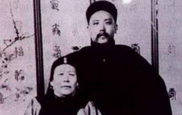 袁世凯与其母刘氏的合影 。