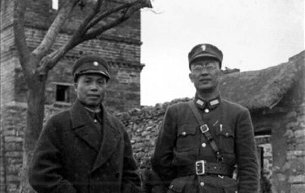 抗战前线的两位老战友:李宗仁与白崇禧，看背景好像是在台儿庄。
