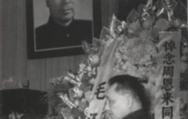 邓小平把周恩来视为兄长，终身钦佩和敬重周恩来。