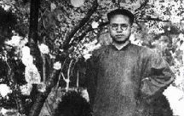 1925年，罗荣桓在青岛大学樱花树前留影。
