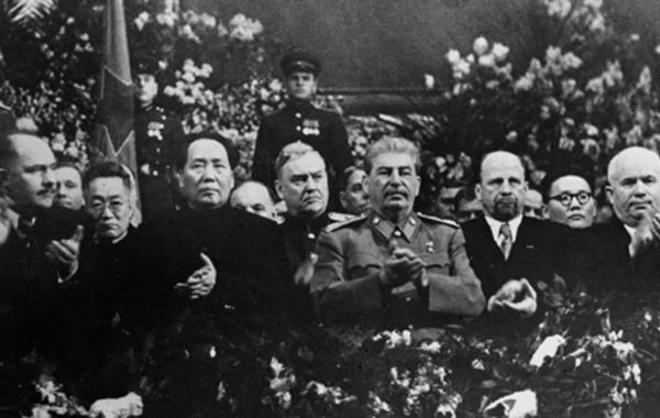 毛泽东访问苏联时，在莫斯科出席斯大林七十寿辰庆祝大会。他的表情异常冷淡。