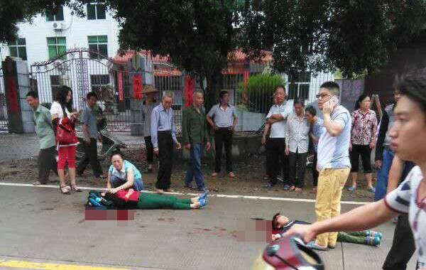 5月10日早上，福建省闽清县坂东镇文定中心小学门口附近，有两个人被砍，一死一伤。爆料人称，死者为一年级学生，伤者为死者奶奶。据悉肇事者许虎齐已被公安机关控制，初步了解两家因买卖房子纠纷产生矛盾。