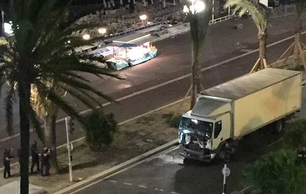 当地时间2016年7月14日，法国国庆日，据法国媒体报道，法国尼斯一辆货车突然冲击人群发动恐怖袭击，据最新消息称，有84人丧生，目前事故原因仍在进一步调查之中。根据最新消息，撞人的卡车上载有武器和手榴弹。中国驻马赛总领事馆对记者表示，目前有2名中国公民在尼斯袭击中受伤。据尼斯晨报称：驾驶卡车的是一名突尼斯裔尼斯人。