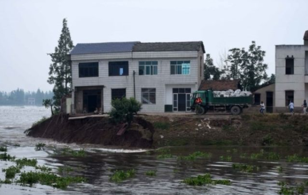 据新华网报道，在抢险救援中，出现了惊心动魄的一幕：身系安全绳的抢险人员驾驶着载满麻石的卡车驶向溃口，在卡车坠入溃口前跳下卡车，用连车带石的方式堵溃口。