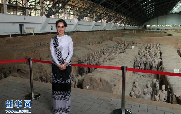 8月20日，正在中国进行正式访问的缅甸国务资政昂山素季在西安秦始皇兵马俑博物馆参观。 新华社记者 李一博 摄