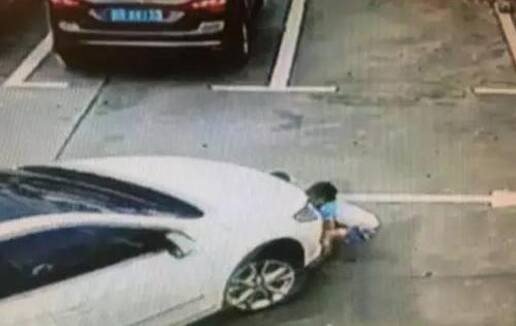 9月17日下午，深圳华升大厦停车场，3名小孩被一位女司机碾压，浑身是血。监控拍到了这惊险一幕。目前，三名孩子已经脱离了生命危险，但身上还是有多处不同程度的受伤。