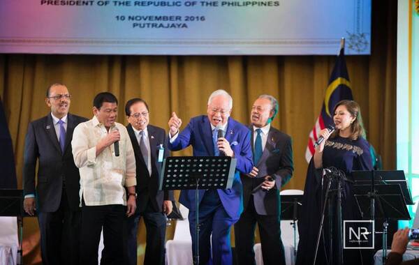 11月11日报道，10日，在马来西亚总理纳吉布为菲律宾总统杜特尔特举行的国宴上，杜特尔特与纳吉布一起，在席间唱起了卡拉OK。两人一个抒情，一个奔放，唱到情深处都嗨了。