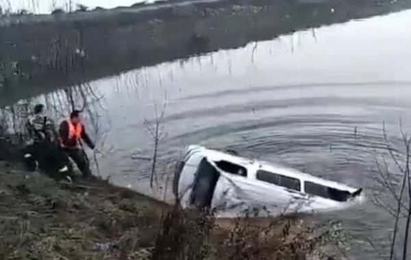 12月2日消息,湖北鄂州一客车不慎落入湖中 已致17人死亡。据当地交通运输部门相关负责人介绍,目前已造成18人死亡,还有两人正在医院抢救。 12月2日消息,湖北鄂州一客车不慎落入湖中 已致17人死亡。据当地交通运输部门相关负责人介绍,目前已造成18人死亡,还有两人正在医院抢救。