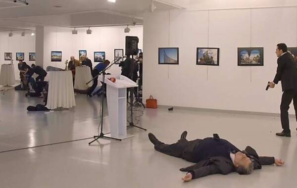 新华社消息，俄罗斯驻土耳其大使安德烈·卡尔洛夫当地时间19日晚在土耳其首都安卡拉出席一个展览时遭枪击。枪手随后被警方当场击毙。俄外交部随后确认，因枪伤严重大使已去世。图为现场，枪手持枪而立，俄罗斯大使卡尔洛夫被枪击后躺倒在地，现场人群乱作一团。