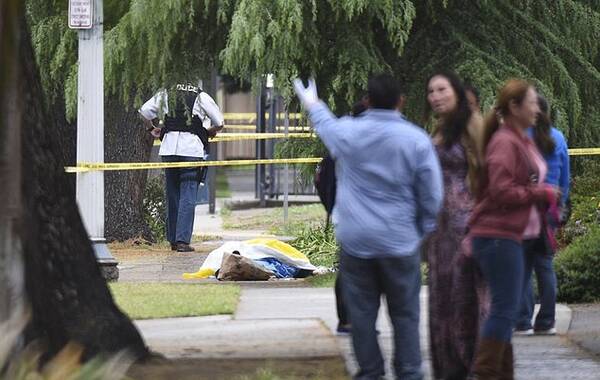 根据美国媒体报道称，当地时间18日，美国加州弗雷斯诺（Fresno）发生枪击案，造成3人死亡，受害者都是白人男性。
