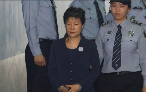 韩国首尔中央地方法院于当地时间5月23日上午10点，对前总统朴槿惠受贿案进行首场公审。朴槿惠作为被告，当天必须亲自出庭受审。这是朴槿惠被收押后时隔53天首次公开露面。图为朴槿惠走出拘留所。