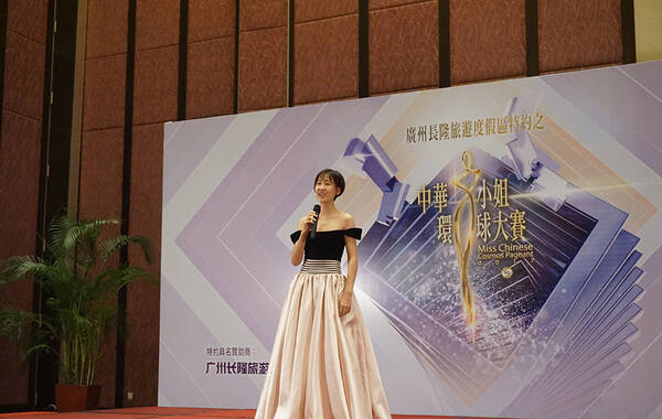 选手万雅婷用穿透人心的美声演唱，演绎“一杯美酒、一杯香酒”的优雅。