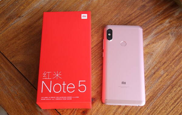 凤凰科技讯 3月16日消息，今天下午小米在北京召开发布会，发布新品手机红米Note5，该机采用18:9全面屏，首发骁龙636处理器，搭载AI双摄像头，售价1099元起。
