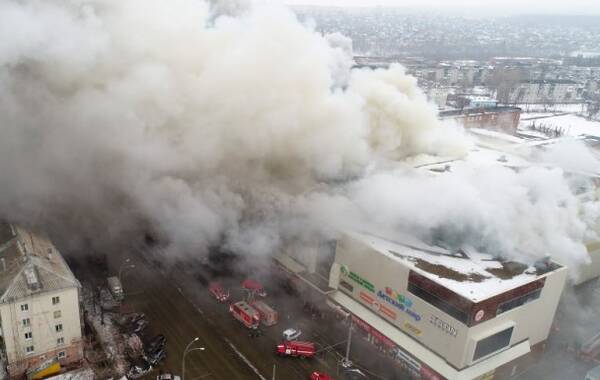 俄罗斯西伯利亚克麦罗沃一间商场3月25日下午发生大火，至少48人死亡。有消息指，起火地点疑为有众多儿童流连的区域，不少人当时并没家长从旁看顾，而且也无火警钟响起。