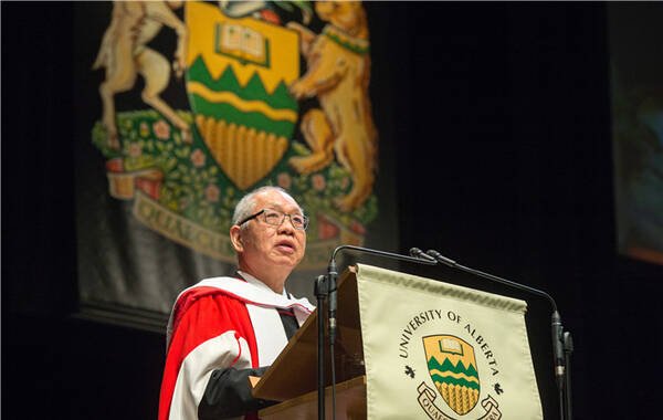 2017年六月，丘成桐教授获阿尔伯塔大学荣誉博士学位。