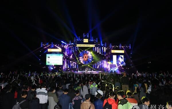 1月27日，2016中国大学生音乐节全国高校巡回演唱会第四站来到了“羊城”广州，在广州华南农业大学珠江学院激情唱响。经过武汉站举办了一场纯粹的校园演唱会之后，庞龙、布衣乐队、刑天溯、蒋瑶佳、灰子与夏乐团、boom2组成的嘉宾导师团强势回归，与星范儿十足的2016中国大学生音乐节11组人气学员共同献歌“羊城”，为现场观众送上了一场豪华的视听盛宴。