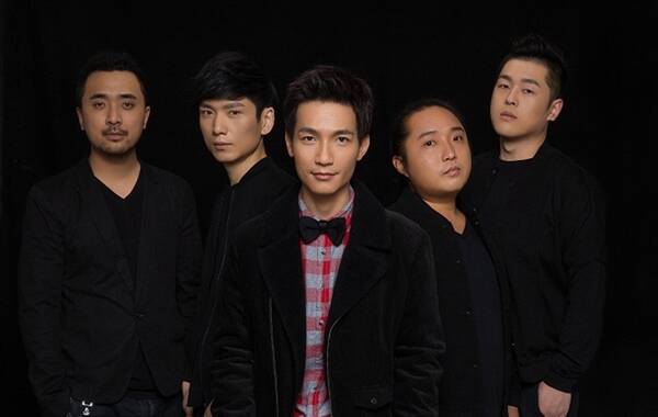 陈楚生&SPY.C最新专辑第二波主打音乐短片 《空》正式版全网发布，双料艺术升华万千网友耳朵，持续发酵。陈楚生首次与土耳画家Garip先生跨界艺术绮情，画家手中艳丽的颜料将他的音乐作品中蕴酿的思绪万千彻底释放。
