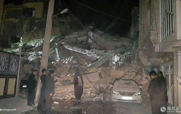 据中国地震台网自动测定：11月13日2时18分在伊朗、伊拉克边境地区附近(北纬34.83度，东经45.72度)发生7.8级左右地震。据美联社援引伊朗官方消息称，地震已至少造成61人死亡，超300人受伤。文：央视新闻 新华社