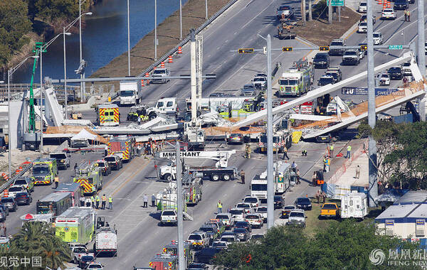 美国佛罗里达州迈阿密一条重950吨的新建行人天桥，于当地时间3月15日下午突然倒塌，最少8辆途经的车辆被压至变型，另有大批伤者被困，已造成10人死亡。