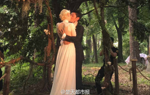 5月6日，撒贝宁、李白在武汉东湖梅园举行婚礼。撒贝宁一身帅气西装现身，新娘子李白穿着白色婚纱凸显好身材。而尼格买提也现身主持婚礼。