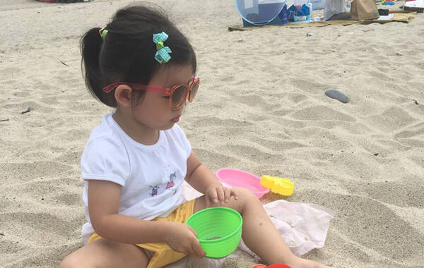 6月25日，汪小菲从哥本哈根归来，立马与女儿享受周末，去海边玩沙。小玥儿戴着墨镜，一脸呆萌十分可爱。