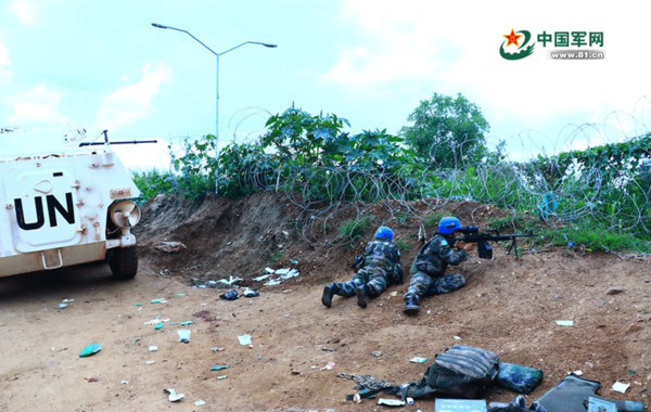 2016年7月19日报道，7月8日，南苏丹政府军与反政府武装开始在南苏丹总统府、朱巴山和UN House营区附近激烈交火。中国维和步兵营迅即进入一级战备，统一指挥尼泊尔营、埃塞俄比亚营、印度营以及尼泊尔防暴队、联合国警察等力量，共同负责整个UN House营区的警戒防卫。而南苏丹维和遇袭画面在近期曝光。图为遇袭事件发生后，附近官兵迅速建立防线。