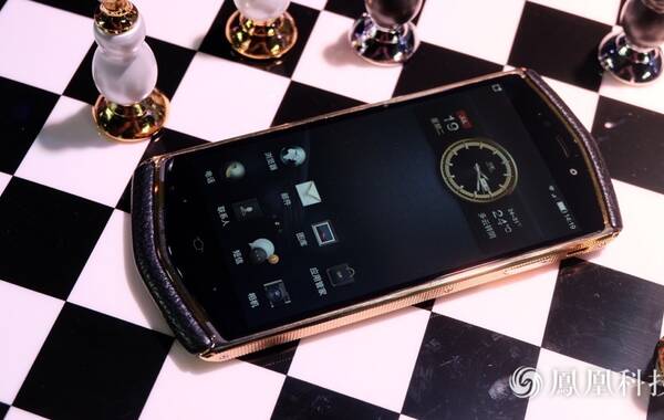 8848手机M3具备尊享版（黑色金属涂层+黑色小牛皮+18K金）、风尚版（浅棕色头层小牛皮+亮银色钛金部件）和巅峰版（18K镀金边框+黑色头层小牛皮），他们的价格分别为9999元、12999元和15999元。据介绍，巅峰版8848手机单单一个中框成本就高于2000多远的国产手机。