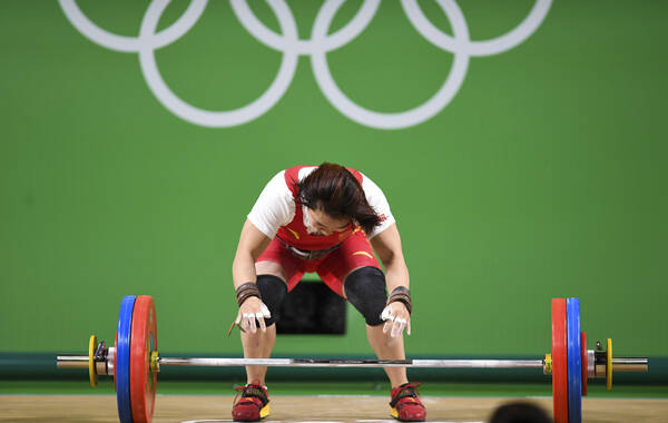 凤凰体育讯 里约奥运会举重女子69公斤级决赛，向艳梅出战，第三把抓举向艳梅出现失误，被砸后脑。