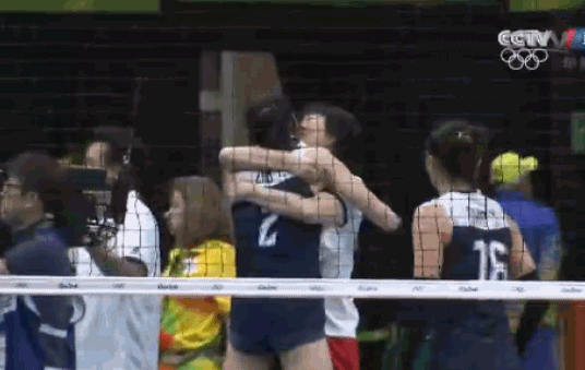 郎平在赛后抱住朱婷,给了爱徒一个大大的亲吻!