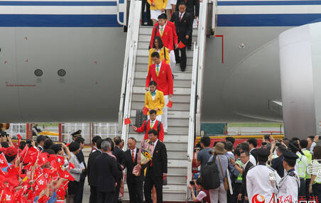 机舱门打开的瞬间，现场气氛燃起来了！奥运健儿们受到香港市民代表的热烈欢迎。香港特区政府政务司司长林郑月娥和国家体育总局局长刘鹏分别简短发言。