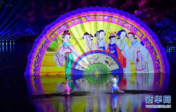9月4日，出席二十国集团领导人杭州峰会的G20成员和嘉宾国领导人及有关国际组织负责人在杭州西湖景区观看《最忆是杭州》实景演出交响音乐会。图为节目表演现场。图/新华网