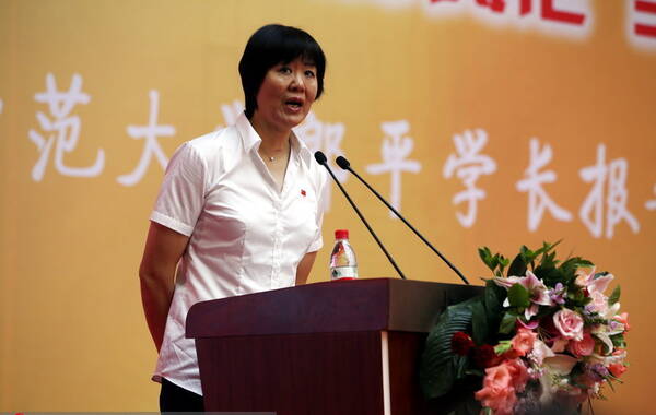 北京时间2016年9月10日，郎平回到母校北师大举办报告会，并与全校师生共度教师节。