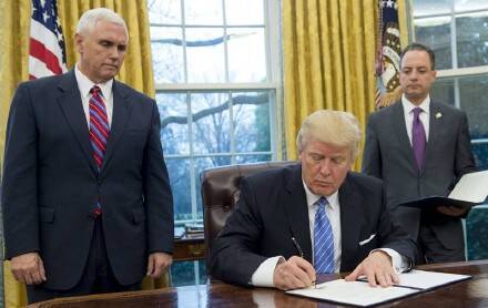 美国总统特朗普23日签署行政命令，正式宣布美国退出跨太平洋伙伴关系协定（TPP）。