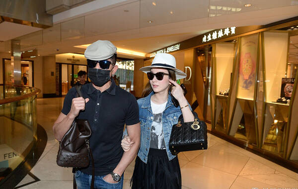 5月13日，郭富城、方媛夫妇婚后首度亮相，两人似乎是在商场逛街，郭天王口罩遮面紧牵小娇妻，面对媒体一路走在前方，老公力爆棚。（图文/视觉中国）