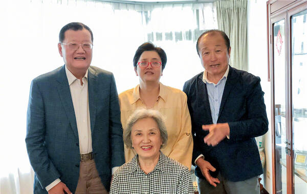 凤凰卫视董事局主席、行政总裁刘长乐专程前往台湾淡水，探视在家休养的凤凰卫视前主播刘海若。