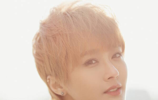 陈冰帅气短发出街 褪去裙装展现利落新时尚|陈