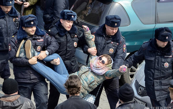 当地时间2017年3月26日，俄罗斯多个城市爆发未经当局批准的反腐败游行。此次各地的反腐败游行是由“与腐败斗争”基金会组织的。当天在莫斯科、圣彼得堡、叶卡捷琳堡、乌法、乌拉尔、托木斯克以及西伯利亚和远东地区的十多个大城市均有民众参与游行。图为莫斯科示威者被警察拘捕，据警方公布消息，已有500人被捕，另据俄罗斯监察活动分子被拘禁情况的网站统计，目前莫斯科约有700人被捕。视觉中国 图