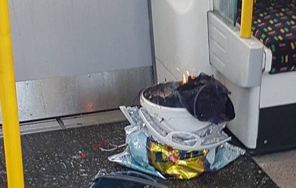 据英国当地媒体报道，9月15日，位于伦敦市中心西部的帕森斯格林地铁站发生爆炸。现场的一个白色容器发生爆炸后，周围的受害者面部受到灼伤。据悉，时值早晨通勤高峰，爆炸造成一定程度的惶恐。图为现场。文：海外网