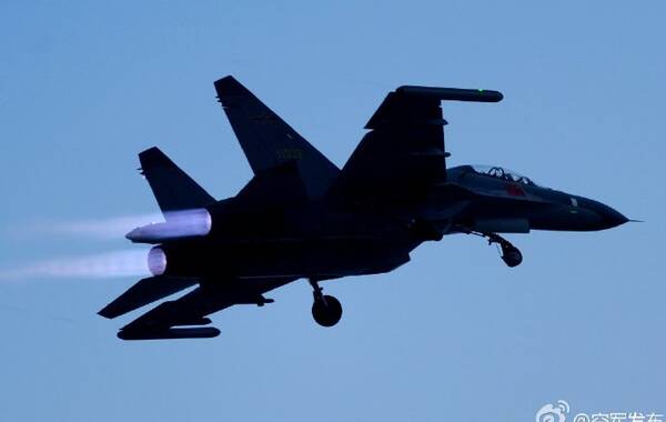 【空军：时刻不忘能打胜仗这个初心，继续在实战化训练的道路上前进!】7月14日召开的空军2016年半年军事训练工作会议强调，在训练领域不忘初心、继续前进，就是要始终坚持战斗力这个唯一的根本的标准，时刻不忘能打胜仗这个初心，继续在实战化训练的道路上前进。要把握形势特点抓好下半年军事训练，进一步推进空军实战化训练迈上新台阶，全面提高部队核心作战能力，为实现强军目标、建设一流空军提供有力支撑。