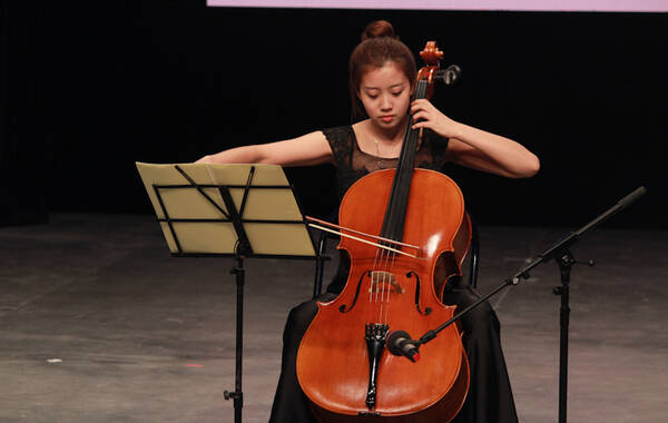 7月24日，2016中华小姐环球大赛北京赛区复赛完美收官。图为佳丽罗菁菁在现场为大家带来大提琴演奏，低沉优雅的琴声带大家进入艺术的世界。