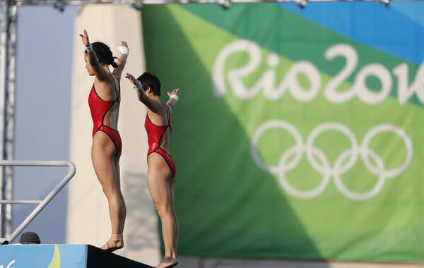 里约奥运跳水女子双人10米台，陈若琳与刘蕙瑕出战。