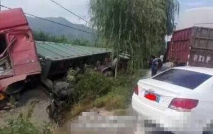 据北京青年报报道，8月20日上午11时许，在北京平谷区密三路东山下村前，发生两货车相刮撞事故，导致一货车失控向道路南侧侧翻，将路南侧果园前行人撞倒。