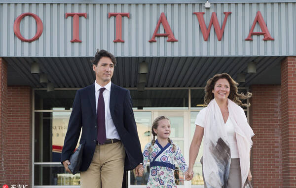 当地时间2016年8月29日，加拿大渥太华，加拿大总理特鲁多携妻子和女儿乘飞机前往中国访问和将出席G20峰会。图片来源：东方IC