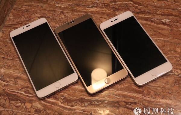 材质方面，Smartisan M1/M1L的中框采用了抛光不锈钢的材质，除了白色以外还推出了咖啡金的中框和面板，后盖则采用了真皮材质。