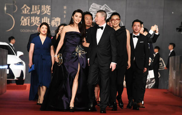 11月26日，第53届台湾金马奖在台北举行颁奖礼。导演冯小刚携《我不是潘金莲》剧组走上红毯，阵仗大。范冰冰凭借“李雪莲”一角入围最佳女主角。