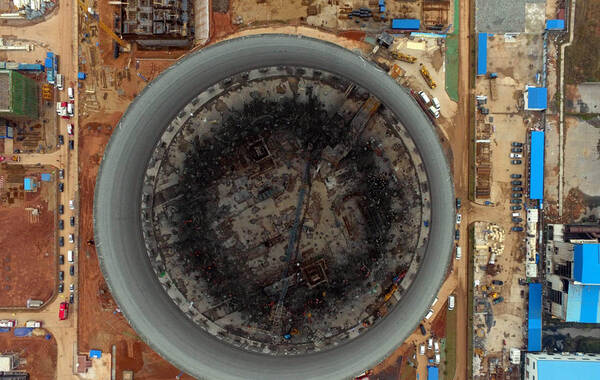 江西电厂坍塌致74人遇难 工人从70多米高平台