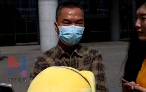 罗尔在医院外回应网友质疑,称自己并非网上质疑的那样炒作。他所在的杂志15年底16年停刊,每个月4000多工资,没有其他收入。南方日报记者 鲁力 摄 罗尔在医院外回应网友质疑,称自己并非网上质疑的那样炒作。他所在的杂志15年底16年停刊,每个月4000多工资,没有其他收入。南方日报记者 鲁力 摄